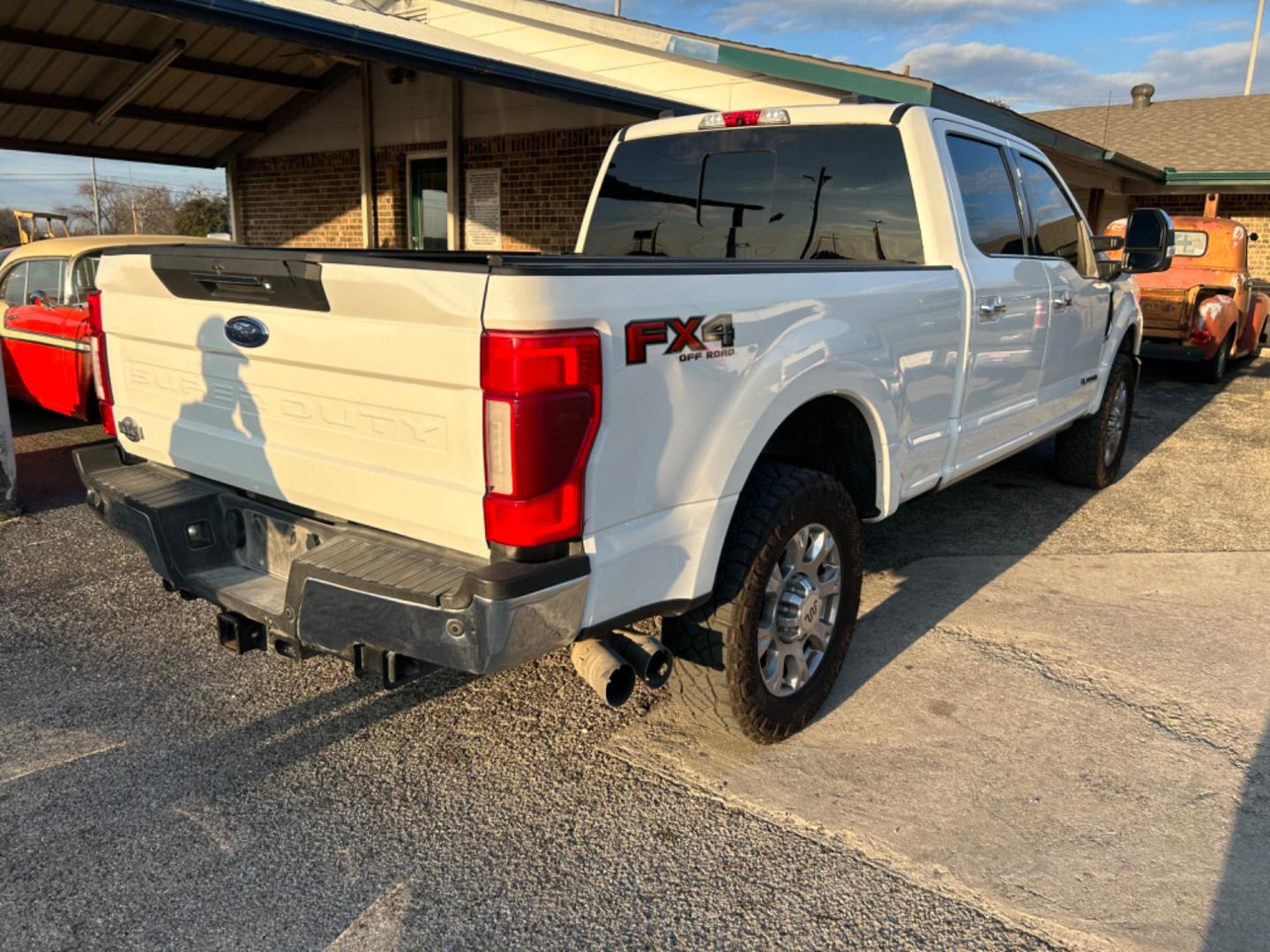 2021 White Ford F-250 SD King Ranch Crew Cab 4WD (1FT8W2BT5ME) with an 6.7L V8 OHV 16V DIESEL engine, 6A transmission, located at 1687 Business 35 S, New Braunfels, TX, 78130, (830) 625-7159, 29.655487, -98.051491 - Photo#6